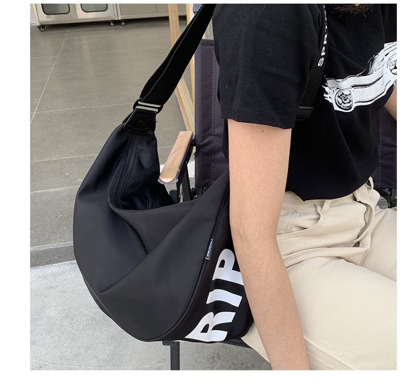 Trendy casual Oxford cloth crossbody bag with simple lettering, large capacity, women's shoulder bag, 2026 fashion tote bag.